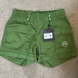 New w/tags La Sportiva women Escape shorts in kale green ,small size